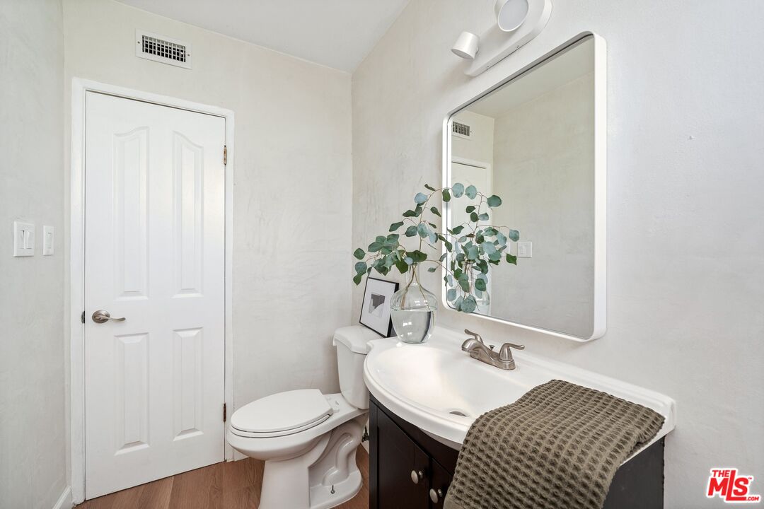 420 E Los Amigos Ave