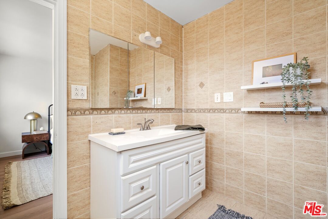 420 E Los Amigos Ave