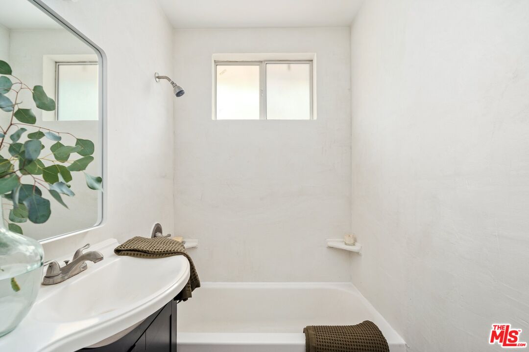 420 E Los Amigos Ave