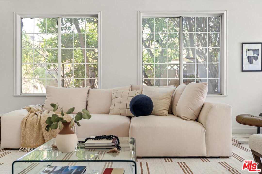 420 E Los Amigos Ave