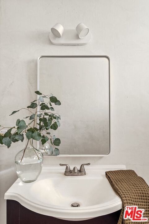 420 E Los Amigos Ave