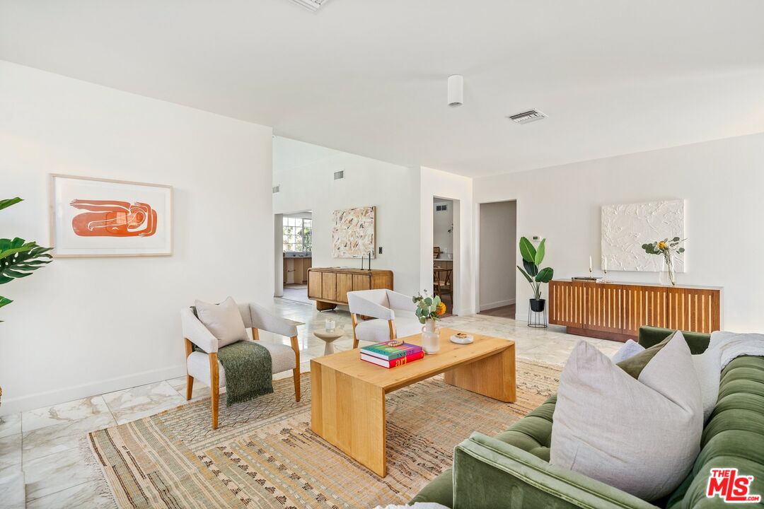 420 E Los Amigos Ave