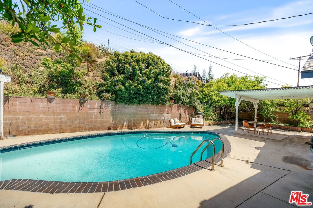 420 E Los Amigos Ave