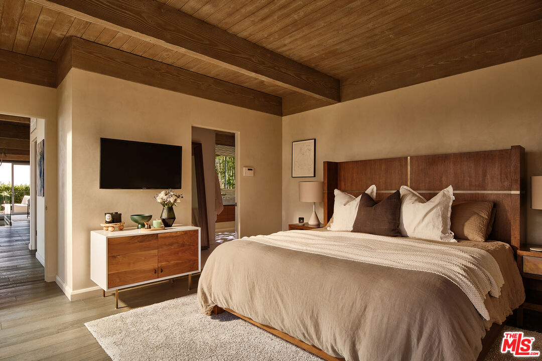 8521 W Hollywood Blvd