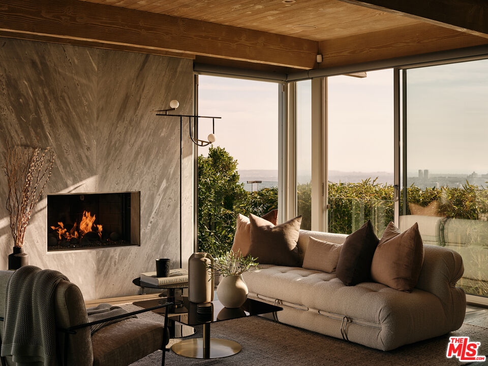 8521 W Hollywood Blvd