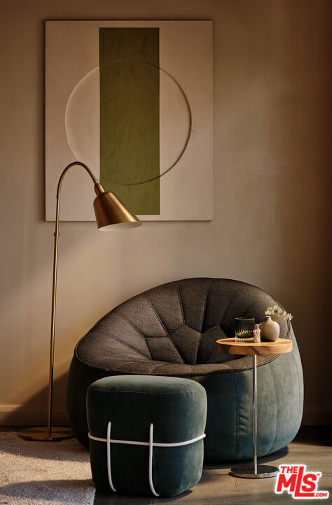 8521 W Hollywood Blvd