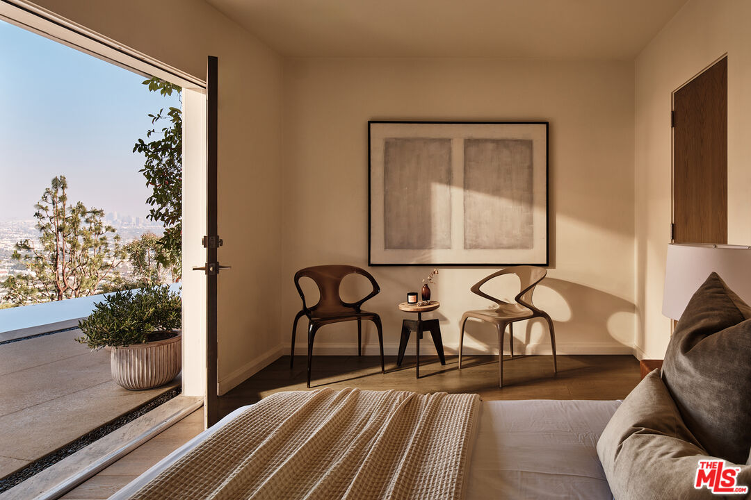 8521 W Hollywood Blvd