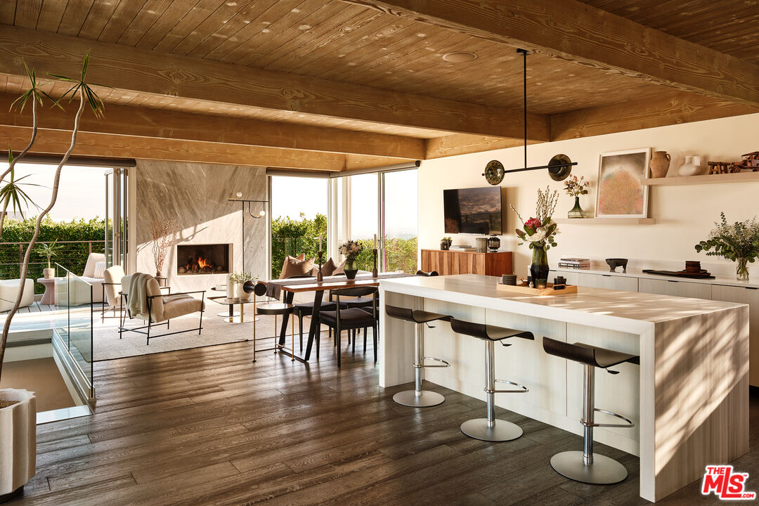 8521 W Hollywood Blvd