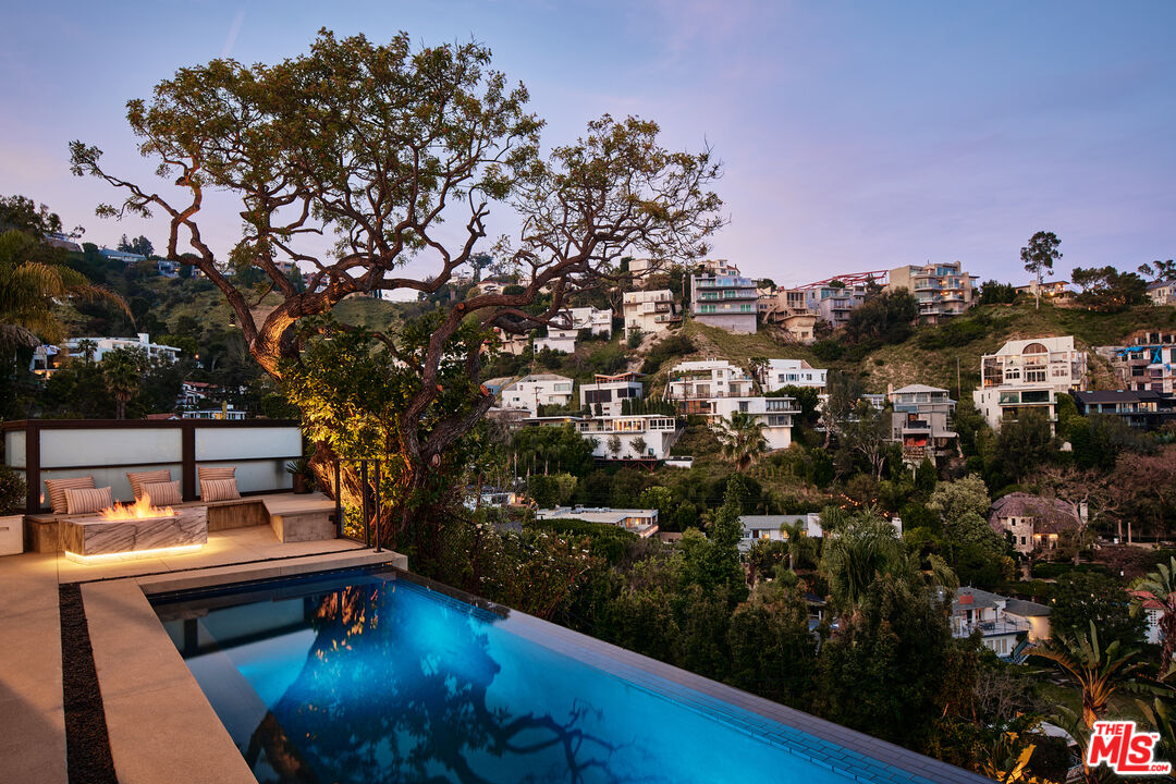 8521 W Hollywood Blvd