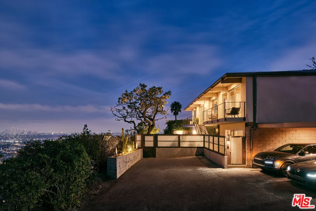 8521 W Hollywood Blvd