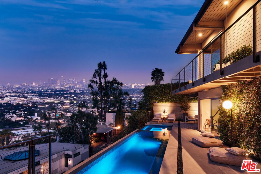 8521 W Hollywood Blvd