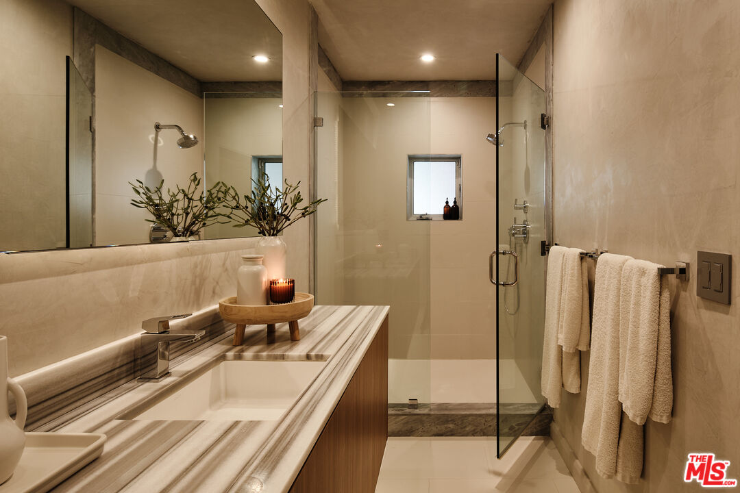 8521 W Hollywood Blvd