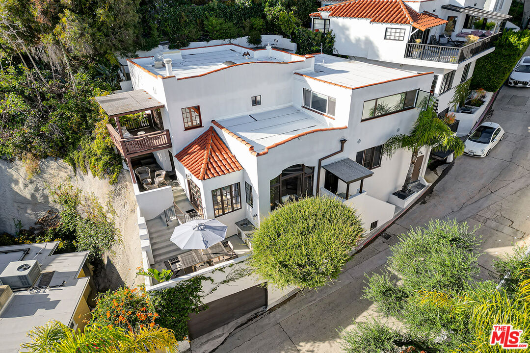 1761 N Orange Grove Ave