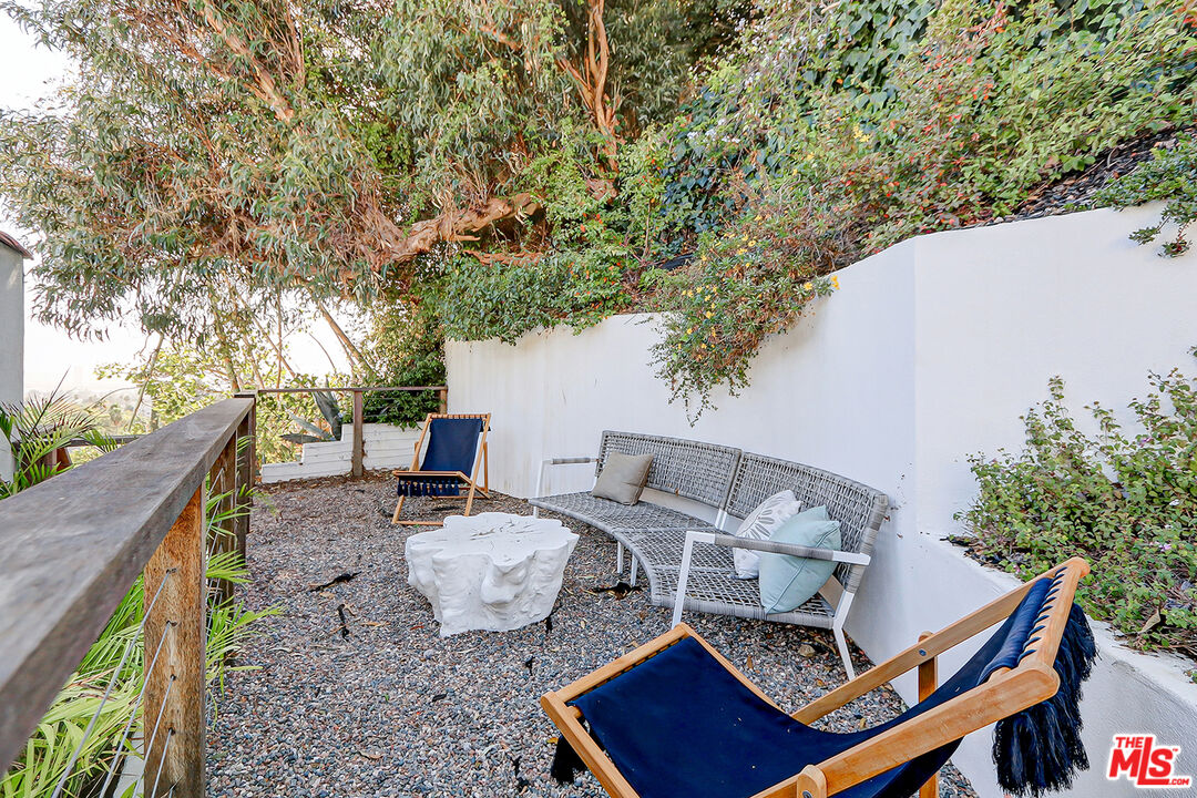 1761 N Orange Grove Ave