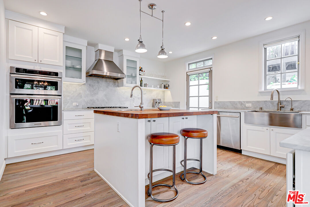 1761 N Orange Grove Ave