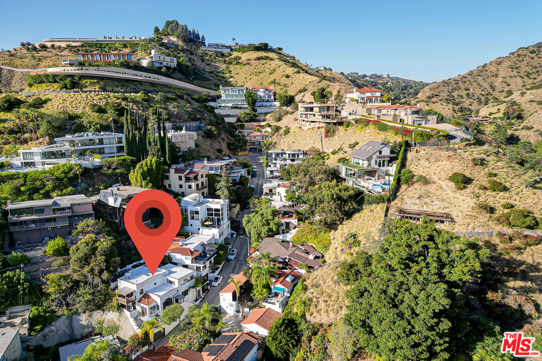 1761 N Orange Grove Ave