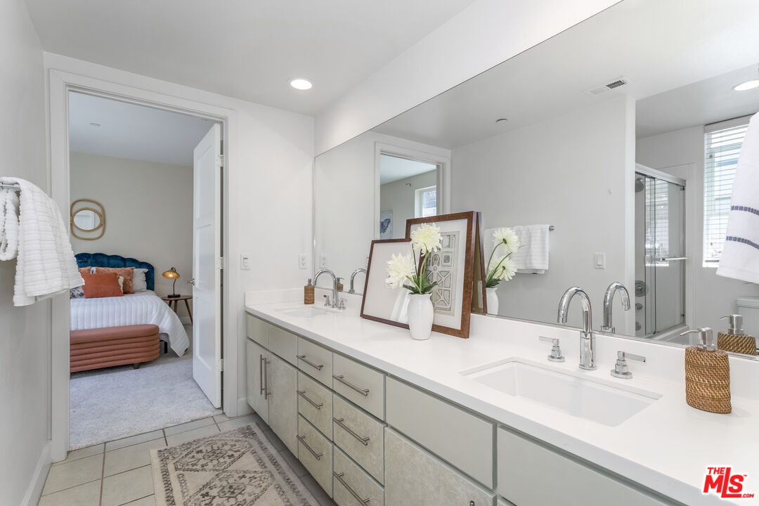 10878 Bloomfield St Unit: 207