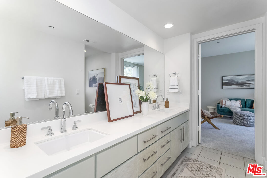 10878 Bloomfield St Unit: 207