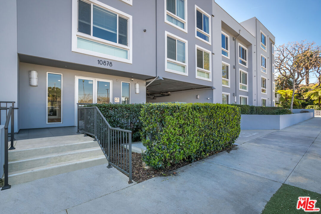 10878 Bloomfield St Unit: 207