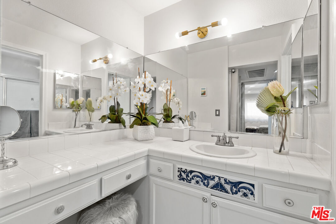 13030 Valleyheart Dr Unit: 114