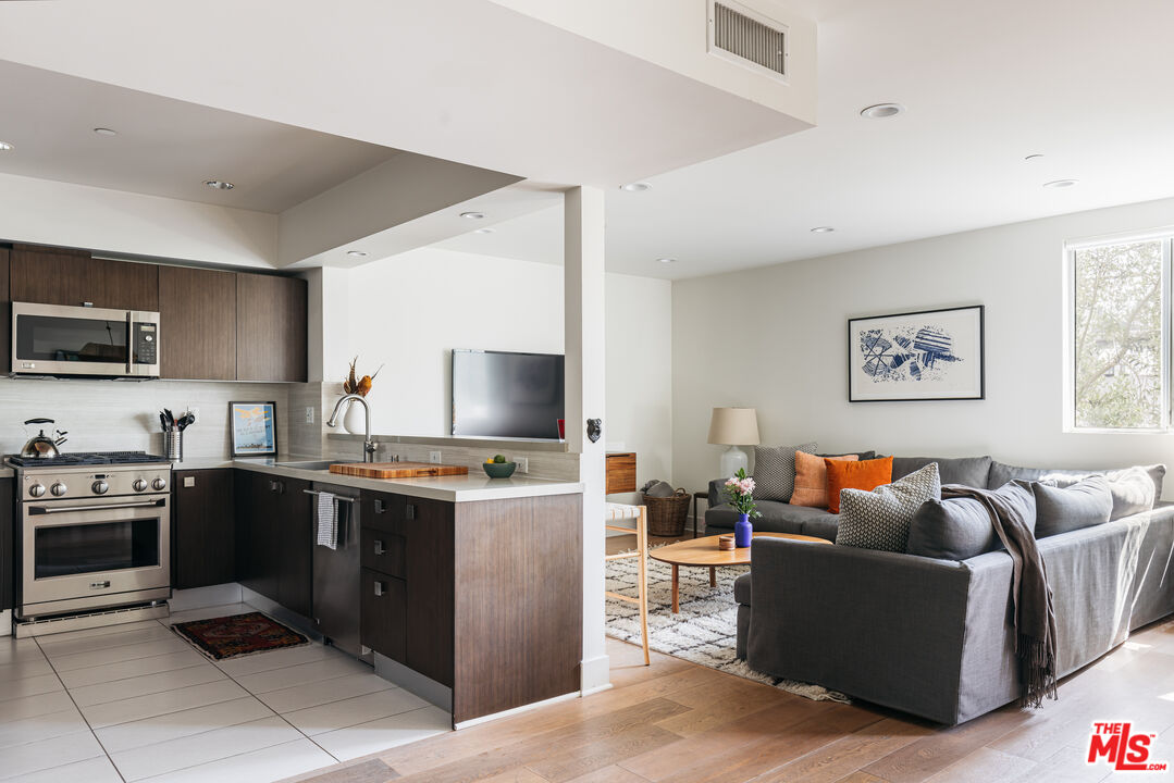 118 N Kings Rd Unit: 204