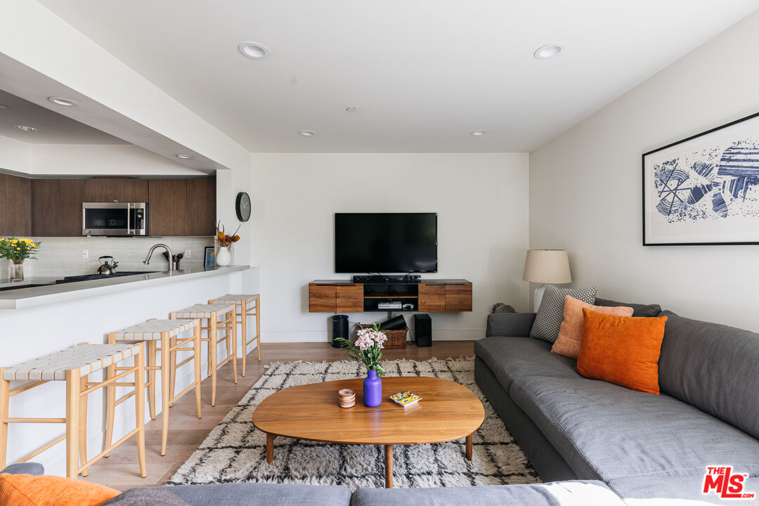 118 N Kings Rd Unit: 204