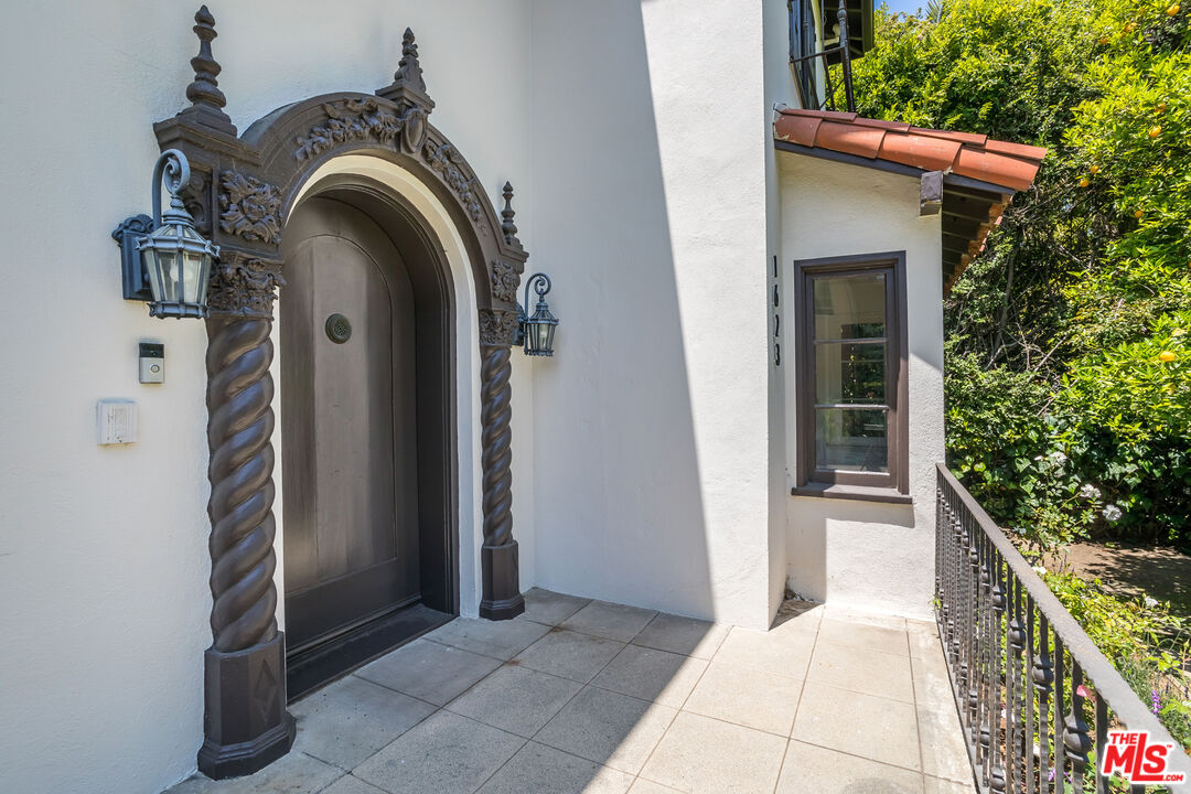 1623 N Orange Grove Ave