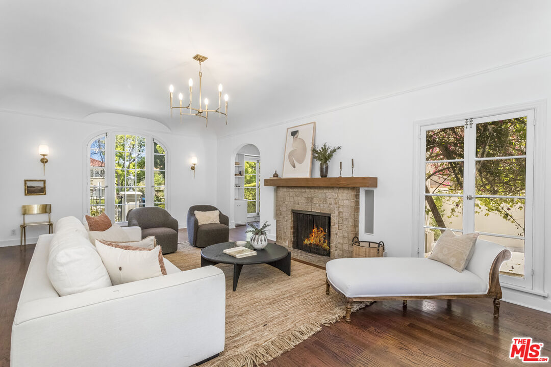 1623 N Orange Grove Ave