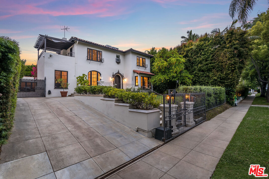 1623 N Orange Grove Ave