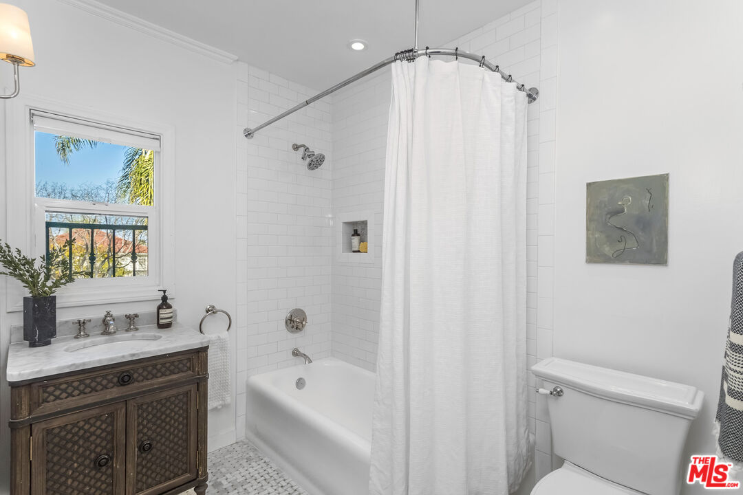 1623 N Orange Grove Ave