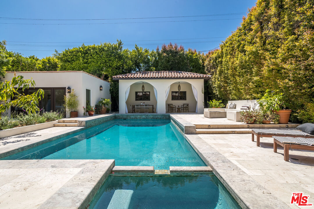 1623 N Orange Grove Ave