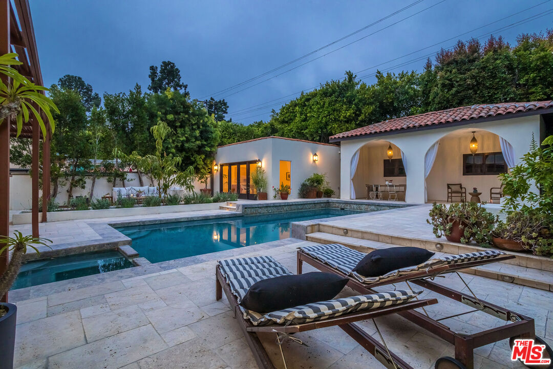 1623 N Orange Grove Ave