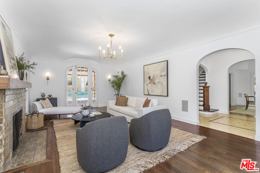 1623 N Orange Grove Ave