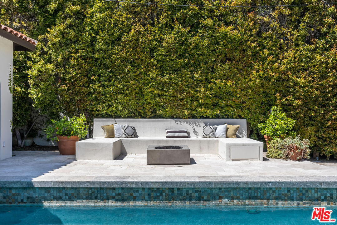 1623 N Orange Grove Ave