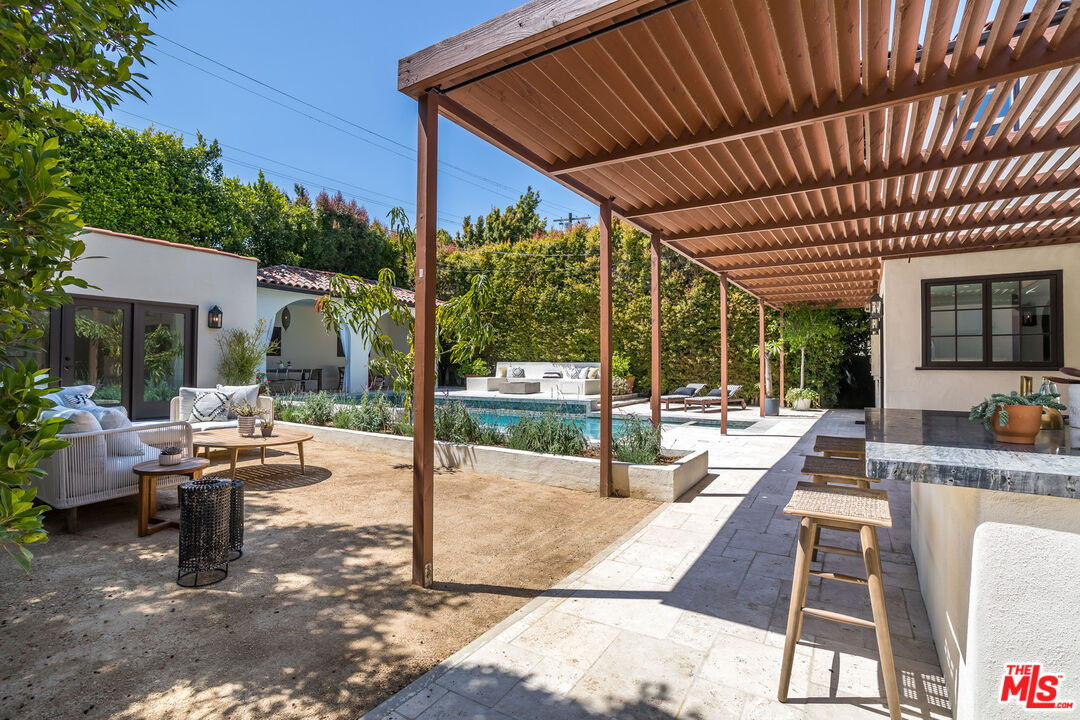 1623 N Orange Grove Ave