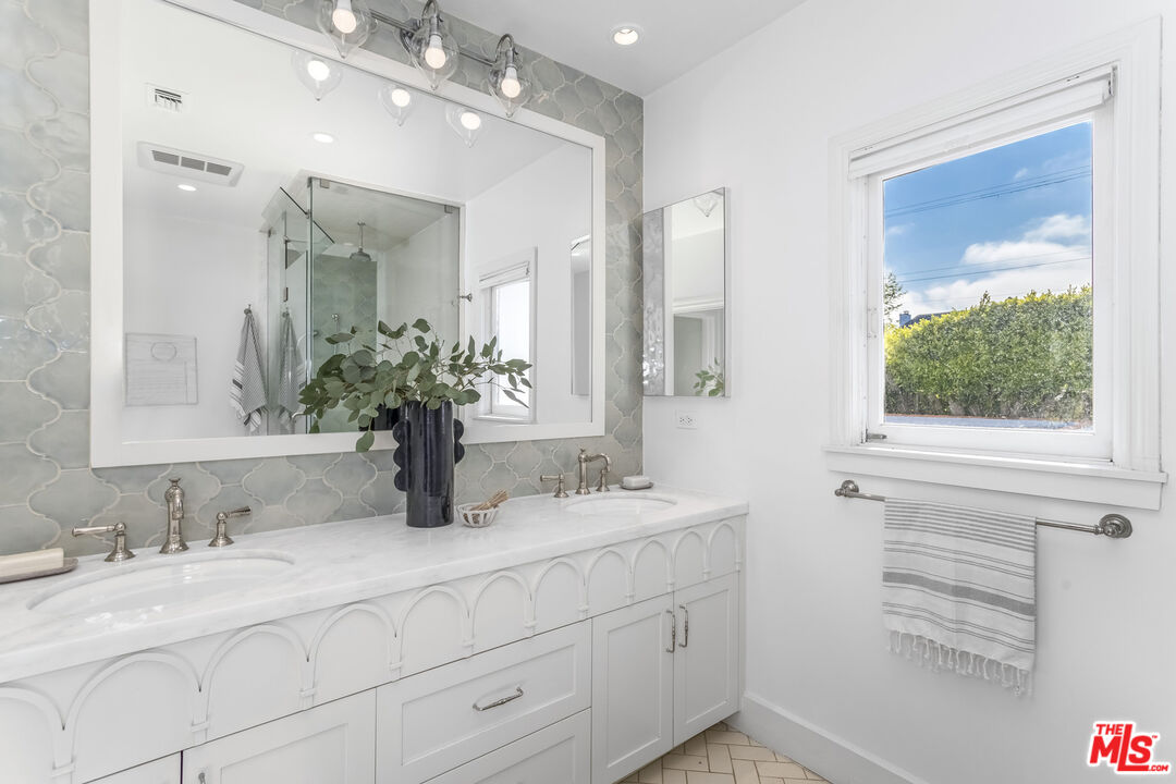 1623 N Orange Grove Ave