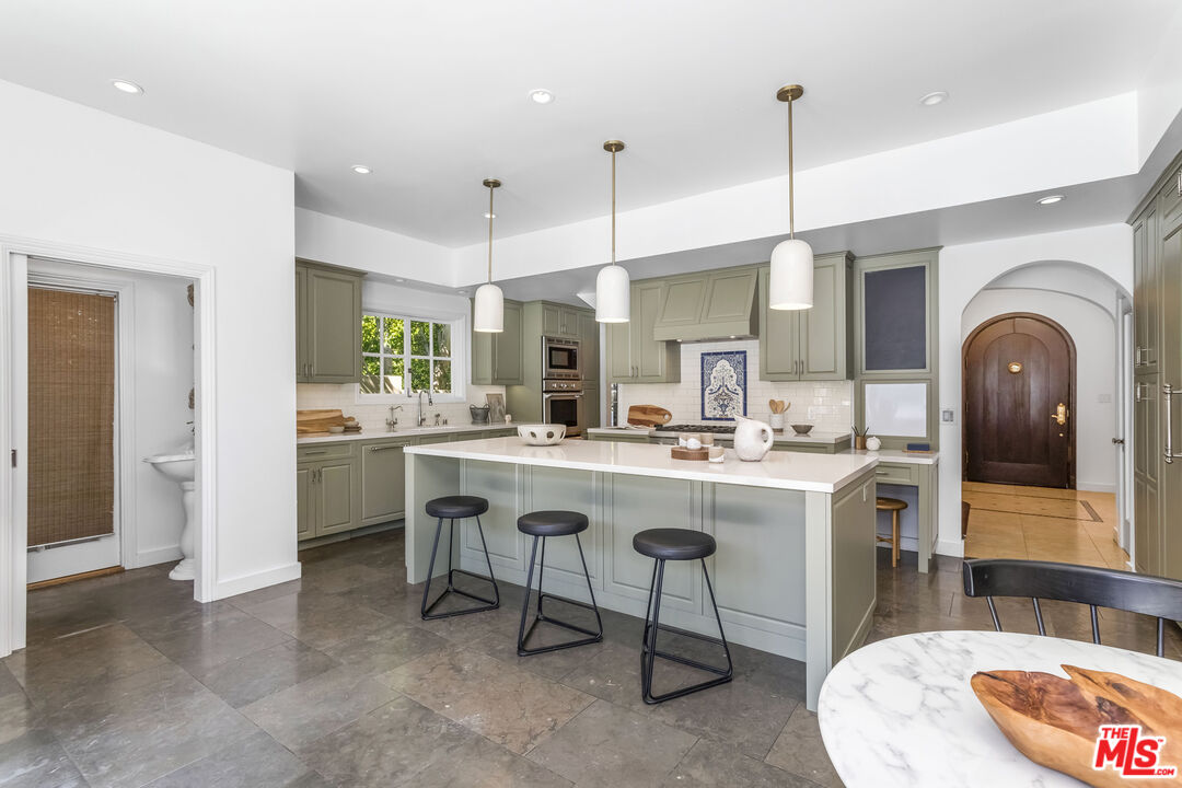 1623 N Orange Grove Ave