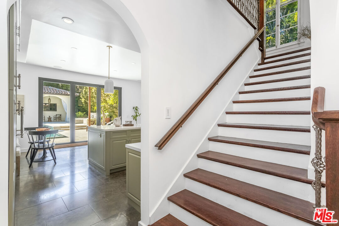 1623 N Orange Grove Ave