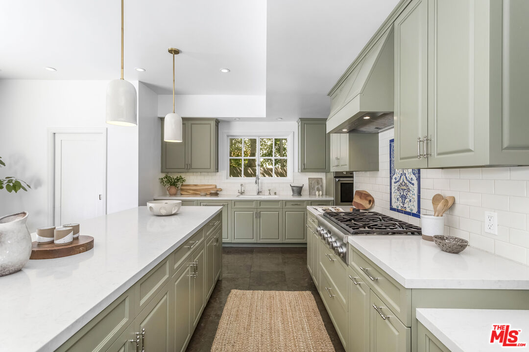 1623 N Orange Grove Ave