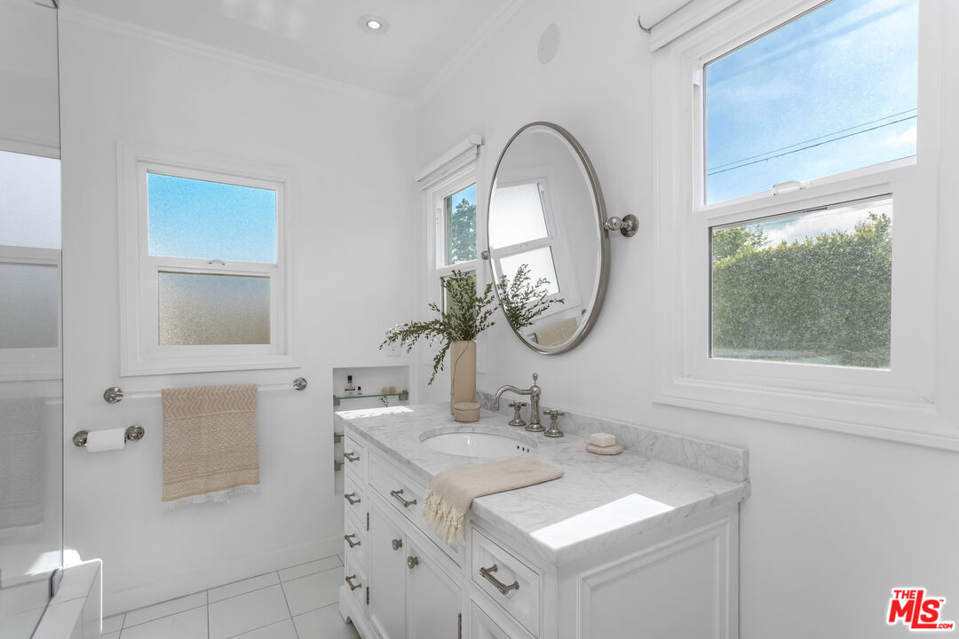 1623 N Orange Grove Ave