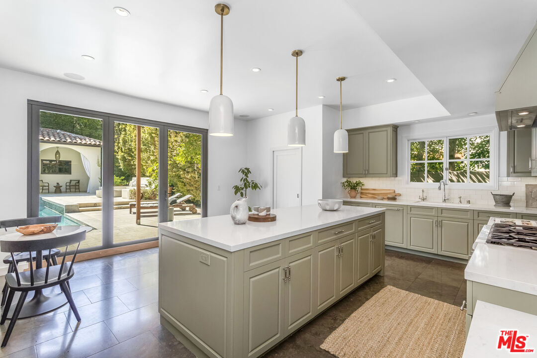 1623 N Orange Grove Ave