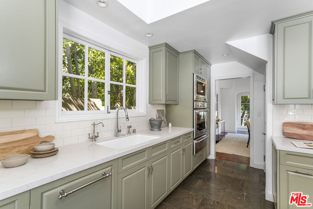 1623 N Orange Grove Ave