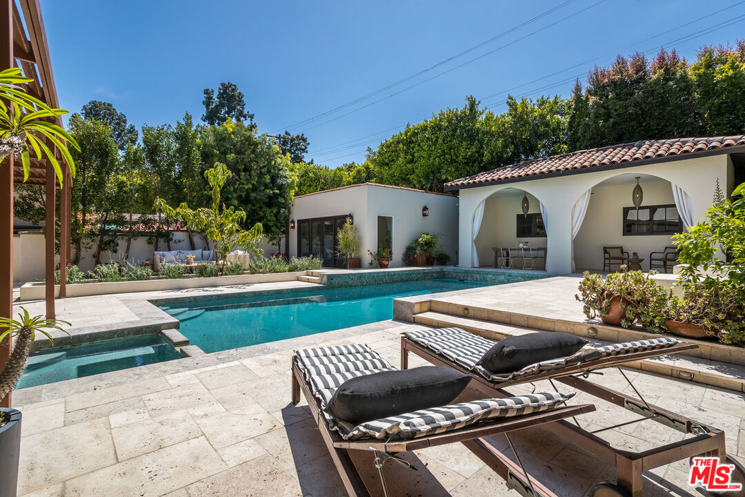 1623 N Orange Grove Ave