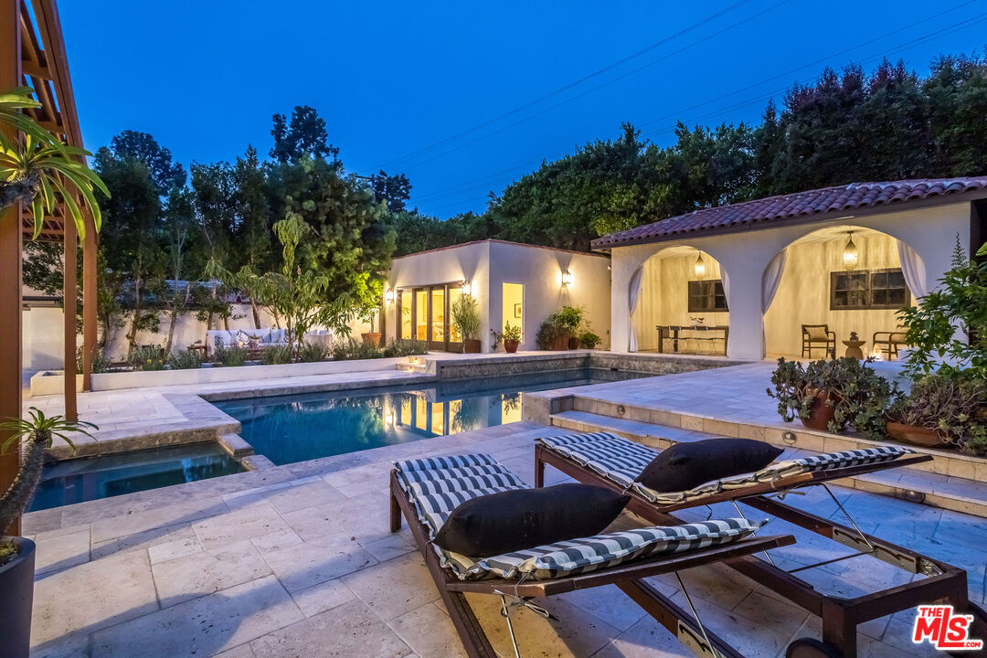 1623 N Orange Grove Ave