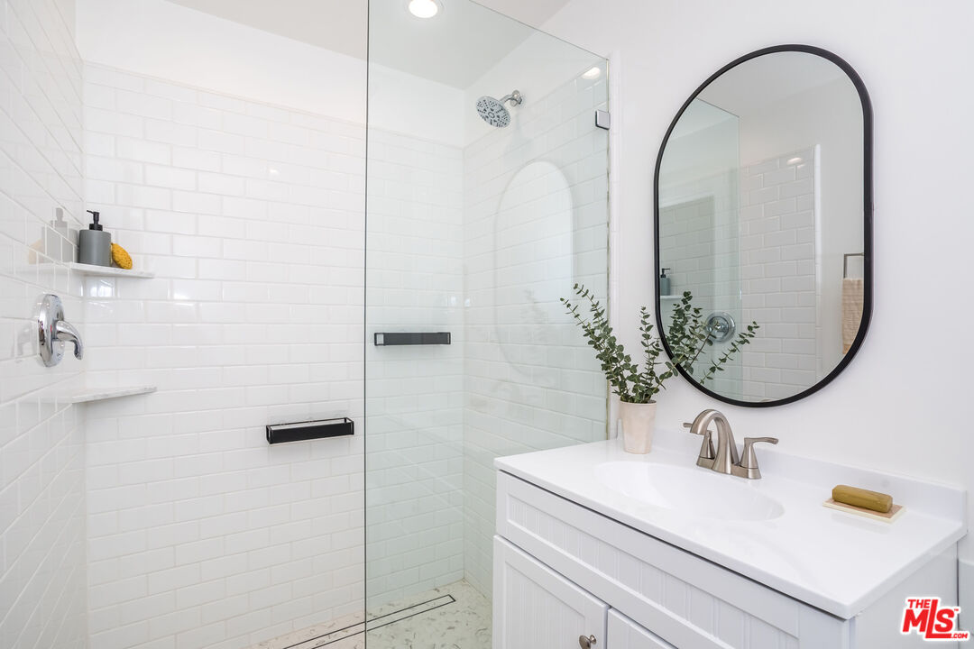 1623 N Orange Grove Ave