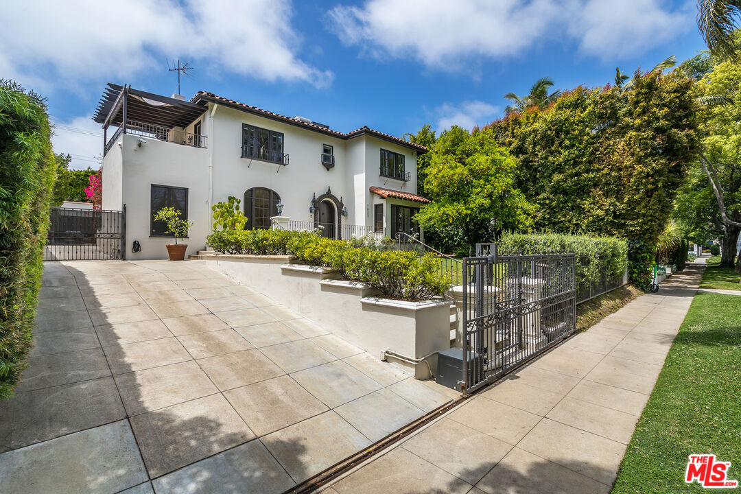 1623 N Orange Grove Ave