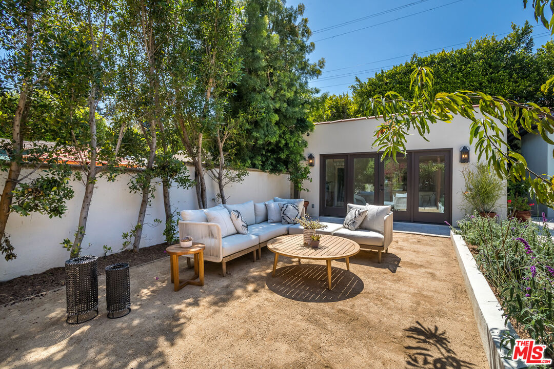 1623 N Orange Grove Ave