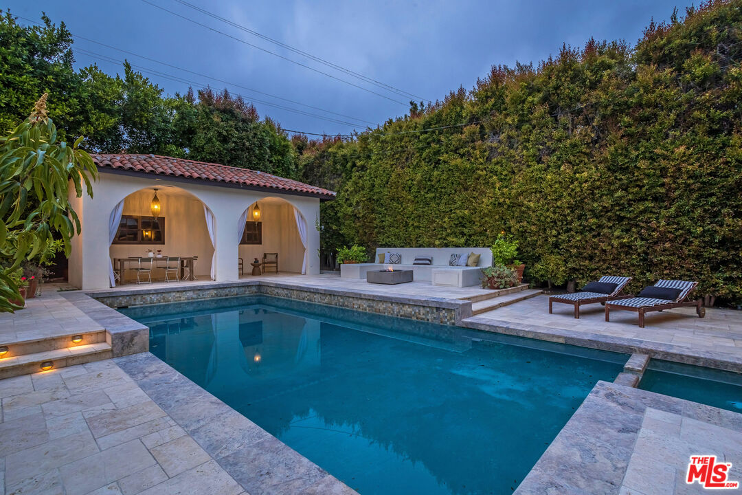 1623 N Orange Grove Ave