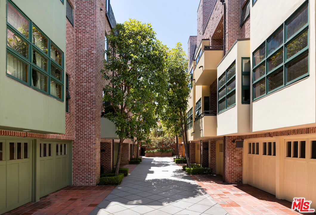 2323 S Beverly Glen Blvd Unit: 2