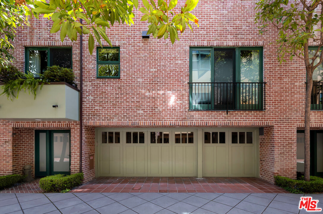 2323 S Beverly Glen Blvd Unit: 2